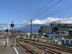 天気も良く富士山もきれいに見えました。
以前も訪れた富士川駅で下車。
この時期でもまだ山頂が白い富士山が見れてよかった。