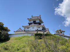 10分ほどで到着。
掛川城は「東海の名城」と謳われるほど美しい外観を誇っていましたが、1854年の安政の東海大地震で損壊し、そのまま明治になり廃城となりました。
現在の天守閣は平成6年に140年ぶりに木造で再建されたものです。