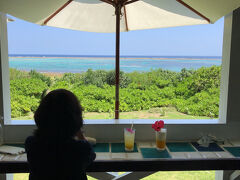 少しイメージが違ったANAインターコンチを後にして、さあどこでお茶しよかあーとプラプラ。海を見ながらトロピカルなジュース、こんな感じでＯＫでしょう。メニューを見ると気になっていた美崎牛もある！でもお腹いっぱいだー。