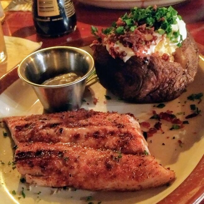 ディナーは「Chuck's Cellar」。<br />サラダバー付きでロービーがお手頃なお店とネットで見かけて足を運んでみた。<br />メインディッシュはお魚と…