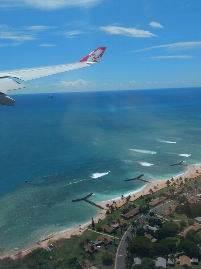 エアアジアの年に4回のセール。<br />初日に「底値で取れる週末」を探し出し、往復21,300円で押さえる。<br />この値段、空港使用料や諸税もコミ（後日、追加で4,000円ほど支払いペアシートを予約した）。<br />新幹線で東京に行くより安いよ。<br /><br />金曜日に有給をもらい、木曜退勤後に出発。