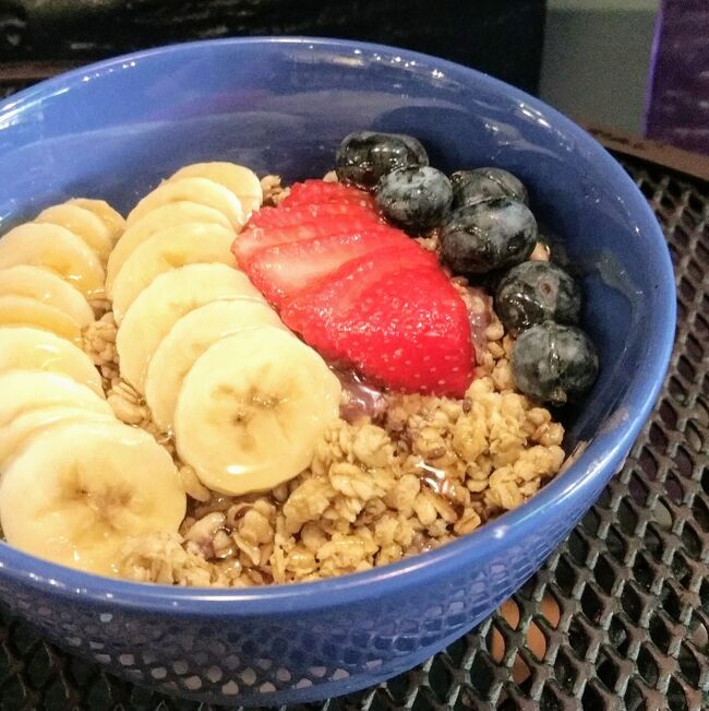 逆ルートのバスで乗り換え地のアラモアナ。<br />「ブルーハワイ」という土産物店併設のカフェの評判が良かったので、アサイボールをおやつにいただく。<br />さっぱりして、リフレッシュできる。