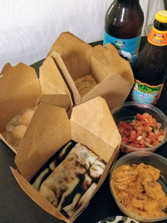 遠出して疲れたので、晩御飯はテイクアウトをお部屋で。<br />香港でおなじみのTim Ho Wanで腸粉・蝦餃・大根餅を買い、Coco Coveのポキとロミロミサーモンをクラフトビアに合わせる。<br /><br />好きな組み合わせが出来るし、部屋飲みがある種贅沢かも。