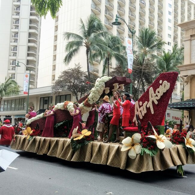 3日目。<br />この日楽しめるのは午前中だけ。<br />カラカウアAve.で「アロハ・フェスティバル」のフローラルパレードというもの催されており、エアアジアのフロートに遭遇。<br /><br />エアアジアX、事業再生中なのでこれ貴重。<br /><br />見物後、帰国時のお弁当用にCoco coveでポキを買ってからバスで空港へ向かう。