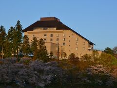 【簡保の宿　青梅】の全景です

当日は雨が降っていて、タクシーで乗り付けた為
天気の回復した最後の朝に撮りました