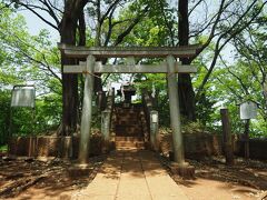 堂山には浅間神社があり、お参り。
看板の解説によると、浅間山を中心にその周辺に広がる人見ヶ原は、かつて南北朝時代に足利尊氏と新田義興・義宗兄弟の軍が両朝の命運をかけて戦った古戦場で、旧跡に指定されています。