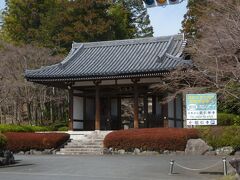 発酵食品の店はもういいやと市民会館の駐車場に
能仁寺の前の信号を渡って市民会館の駐車場に行き、帰ります。