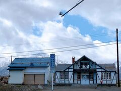 めっちゃキレイな山を右手にチラチラ見ながら運転していたところ、ローカルな駅舎を発見!　1度通り過ぎたけれど、わざわざUターンして写真撮りに戻って来ちゃった…^^;

車で通り過ぎた時には、うわっ!　何あの景色!　まるでスイスみたい!って思ったんですけどねー。　実際に近くまで行ってみると、駅舎のお隣の建物が無ければ、バックに雄大な山が見えてた感じかな。