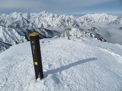 唐松岳頂上に到達。風もほとんどなく360°の大展望をじっくり楽しむ。