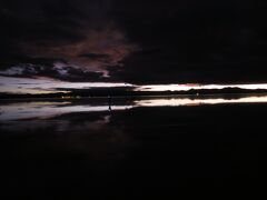 翌朝は日の出を見に５時半にホテルを出発。
真っ暗だった空が次第に淵から白みはじめて、塩湖に映り込む。