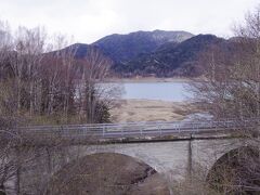 三の沢橋梁跡は、すぐ近くに結構大きな駐車場があり、最初に通った時に車を停めて見学しようとしたら、ちょうどこの橋の上を歩いてたらしく、アーチ橋っぽい形は自分たちでは見えず…。　

帰りに車で通過したときにアレ?って気付いて、駐車場を通り越した場所の路肩に車を停めて戻って見に行ったら、国道からはちゃんとコンクリートアーチ橋梁が見えました!