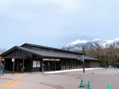 道の駅うとろを通り過ぎてちょっと走ると、山道に入り、途中から知床公園線を走って、知床五湖パークサービスセンターに到着。　

道の駅うとろから車で15分くらいでしたが、そこまで来てたにもかかわらず、去年の秋は知床五湖まで来るのを諦めてたのね、私…^^;