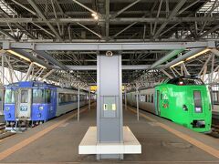 旭川駅に到着後は、そのままお隣に停車中の特急ライラックで札幌に向かいます。　乗り換え時間は10分ですが、隣のホームに停車中だったので、乗り換えもラクチン。