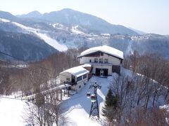 フツーは山のふもとに駐車場や温泉街があって
その上にスキー場があるんだけど

