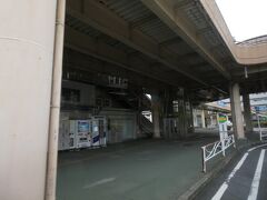 ＪＲ富士駅には北口と南口とがあります。
どちらかというと、北口の方がメインなのでしょうかね。
いわゆるペデストリアンデッキがあるため、１階は影になってちょっと暗いか。