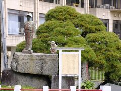 更にその向かいは、ここ熱川温泉を発見したと言われる太田道灌の像。