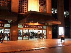 　20：35頃、台北駅到着。
　何はさておき明日の列車の切符を買います。23：00リミットですからね。