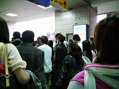 　17：32、定刻より少し遅れて台東駅に到着。改札が混んでますね。

　市街へのバスはマイクロバスではなく大型バス。その大型バスが通勤バスのように満員です。さすが清明節前日。
　この混雑では運転手さんに迷惑をかけられないので、一緒に乗るおばさんたちに行き先が正しいか確認。おばさんたちは老眼なのか地図がよく見えないようで、近くにいた高校生の男子を即座に捕まえて聞いてくれました。高校生が「僕、台東の人じゃないんで…」と逃げようとするのを、「地図を見るだけよ、見なさい」と詰め寄り、このバスの終点まで乗っていけばよい、という結論に達したのでした。

　ところが、乗っている最中、私とおばさんたちのやり取りを聞いていた他の人が、「このバスの終点は台東大学だから、終点じゃダメ」だと言い、どこかよくわからない市街地でその人と一緒に降りることに。降りた場所が分からないので、その人に地図を見せて「ここはどこですか」と聞きましたがなぜかその人も「私も分からない」と…。なんですと！？
　台湾の街は通りの名前が交差点ごとに書いてあるので、少し歩くとすぐに現在位置はわかりました。ホテルのすぐ近くでした。