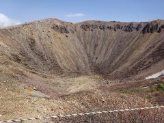 吾妻小富士の約５００ｍの噴火口（強風でやっと、写真を撮りました。）