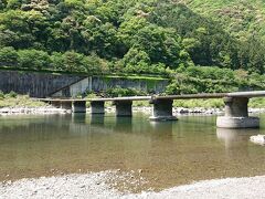 続いて「長生沈下橋」です（上岡沈下橋から40分くらい）
車で渡ってから撮影しています。

ここは、川原でキャンプも可能です。
学生時代に1回だけ来ました。流れが穏やかな所なので、橋の真ん中あたりから飛び込み可能です笑（ライフジャケットはつけてね）

近くの集落の方の生活道路にもなっているので十分気を付けましょう。

運が良ければ山側を走る新幹線モドキの電車がみられるかもです。