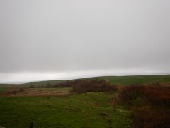 濃霧の合間に牧場が見渡せましたが、鳥海山は見えず。
晴れてたら気持ちよいところだろうなぁ