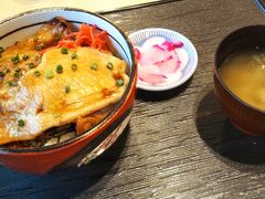 さて、今夜私が頂くのはＳＰＦ豚の豚丼。
分厚い豚肉が３枚ものっていて、柔らかくておいしい☆

北海道産 森町（空港近郊）の豚肉を使っていて、おいしいです☆
空港内のレストラン「ポルックス」にて提供中☆