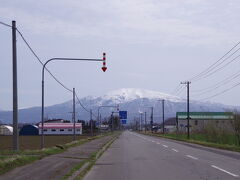 まっすぐな国道334号線を走ってる時には、目の前に斜里岳がそびえ立っていました。　