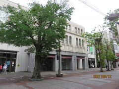 ゆずが路上ライブを行っていた旧横浜松坂屋の建物は、今は商業店舗のカトレヤプラザに建て替えられましたが、アールデコ調の外観は一部残されています。