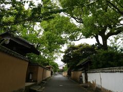 武家屋敷が並ぶ一角
北台武家屋敷、長い土塀、白壁が続く町並み
日本一の城下町と呼ばれるほど江戸時代の面影を色濃く残す通り