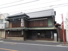 浄念寺から中山道へ。
中山道沿いに建つ武村旅館。
JR桶川駅東口から桶川駅通り商店会を進み5分ほど、中山道を右折したところに建つ登録有形文化財に指定されている旅館です。明治時代に板橋宿から移転してきた旅館で、現在もビジネス旅館を営んでいます。建物内部は見学することはできませんでしたが、1852年建築の木とブリキの外観と瓦屋根、格子窓の建物は歴史が感じられ趣があります。旅館と書かれた大きな看板が目印です。