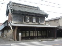 矢部家
JR桶川駅東口から6分ほど、中山道沿いに建つ、桶川市の有形文化財に指定されている土蔵の重厚な建物です。1905年に建てられた建物で、桶川市に残る唯一の土蔵造りの店舗です。かつては穀物問屋や紅花の商いをしていたそうで、店舗の奥には1884年に建てられた土蔵の文庫蔵も残っているそうです。文庫蔵は見学できませんでしたが、中山道沿いに建つ店舗の姿から、当時の繁栄していた姿を思い浮かべることができました。中山道を挟んで向かいには、登録有形文化財に指定されている小林家住宅が建っています。
