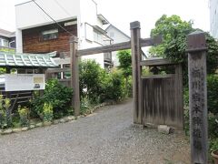 桶川宿本陣遺構
中山道沿いに残っていますが、一般の方の住宅内にあるため非公開になっていて、中山道沿いに冠木門と説明板が置かれていました。説明板によると、本陣は代々府川家が勤め、脇本陣は内田家と武笠家が勤めていたそうで、本陣の外観の写真も載っていました。尾張・紀州・水戸の御三家の日光参拝や和宮の宿泊、明治天皇御巡幸の際の行在所としても使用されたとのことです。