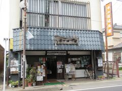 本陣遺構の斜め向かいに建つ中山道宿場館。
中山道沿いに建つ観光案内所兼休憩所です。案内所内には桶川宿の史跡を表した地図や桶川宿本陣の様子などのほか、中山道の説明や木曽街道の様子、全国第2位の生産量を誇った紅花の説明などが写真や切り絵、絵葉書で紹介されていました。手作りの展示物も多く、案内所を出る時にはスタッフの方から紙の往来手形を手渡されるなど、温かみを感じる観光案内所です。