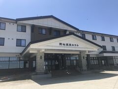 野地温泉ホテルに到着！
ここで日帰り温泉します。
コロナ禍で土日祝は中止していましたが、平日はOKだったのでセーフ！
タオルは持参しましたが、硫黄の臭いが洗濯しても取れず。
http://www.nojionsen.com/
日帰り温泉受付時間：10:00～14:00

本当はここのレストラン「高山」でランチしようかとも思っていました。
鬼面ラーメンが美味しそうでした。