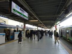あーよく寝た。東神奈川駅に到着。
もうちょっと遅い時間帯だと根岸線に直通する電車も多いが、まだこの時間帯は東神奈川止まりがほとんど。

東神奈川駅では、電車によって着くホームが変わる。京浜東北線の川崎方面ホームに着いてしまうと、横浜方面ホームへの移動がとても大変。
にもかかわらず、いろいろ調べてもどの電車がどのホームに入るのかがなかなか分からず、ほとんど博打に近い。

今回私が乗った電車は運良く横浜方面のホーム着。すぐ向かいのホームにいた大船行きに乗り換える。