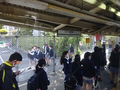 北鎌倉駅。
高校生が大量に降りてきて、下りホームにある臨時改札口から外に出ていた。春休み中だから、みんな部活かな。