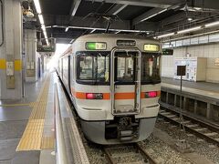 ホテルでしばし体調を整えたあと、9時8分発の飯田線に乗車。
いよいよ初めての飯田線の旅が始まります。