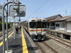 豊橋から80分。
乗車した列車の終点の本長篠で途中下車。
この先はおよそ2時間に1本程度しか普通列車がないため、20分後に来る特急に乗り継ぎます。