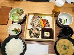 T1にある「ひとしなや」さんで、一杯やりながらの炭焼き御膳。
ここのお店、最初に出てくる黄金の出汁がとっても美味しいです！