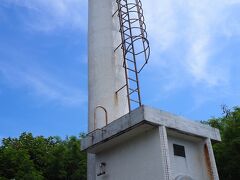 途中、灯台に寄り道です。
灯台の周りの草は綺麗に刈られていました。