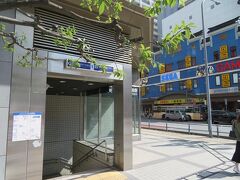 急行とは言っても横浜駅の次の新高島駅を通過した後は
みなとみらい駅、馬車道駅、日本大通り駅、元町・中華街駅
と各駅に停車します。
横浜駅からわずか８分で終点　元町・中華街駅に到着。