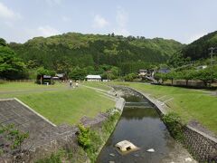 　高良川の上流、車道も狭まり山奥の集落といった雰囲気の一ノ瀬地区にある公園です。山の緑、清流のせせらぎ。ずいぶん遠くに来た気分になれます。https://youtu.be/sOHMspObf2o