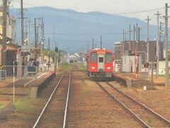 　西富山駅で下り列車と交換、この列車、西富山駅で約10分停車しています。