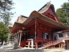 羽黒山頂の中心に建つ
出羽三山神社・三神合祭殿
羽黒山、月山、湯殿山の三神をあわせて祀る三神合祭殿