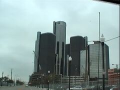 高層ビル群はこのデトロイト川沿いに建っています。車はジェファーソンアベニューを進みます。