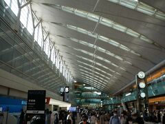 ＧＷの連休に入る初日の羽田空港第２ターミナル久々・・約半年ぶりです

混雑はしていますが・・ＧＷ　下りのピークの日としては空いています