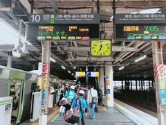 日暮里駅で降りる人も結構多い。