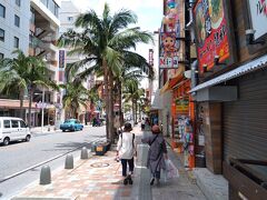 国際通りへ

那覇空港にはそこそこの観光客がいましたが
ここも人少なっ！