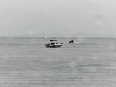 猪苗代湖に来てみましたが、やはり雨でした。
雨なのですが水上バイクは走っています。