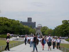 観光客が沢山います。